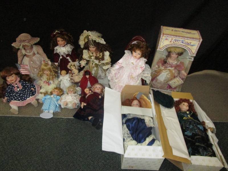 lot 6 image: Various Porcelein Dolls