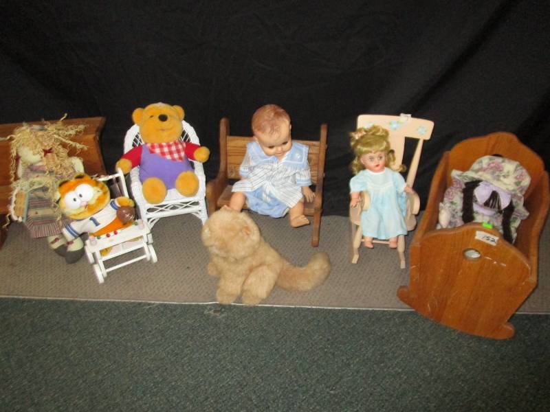 lot 7 image: Various dolls