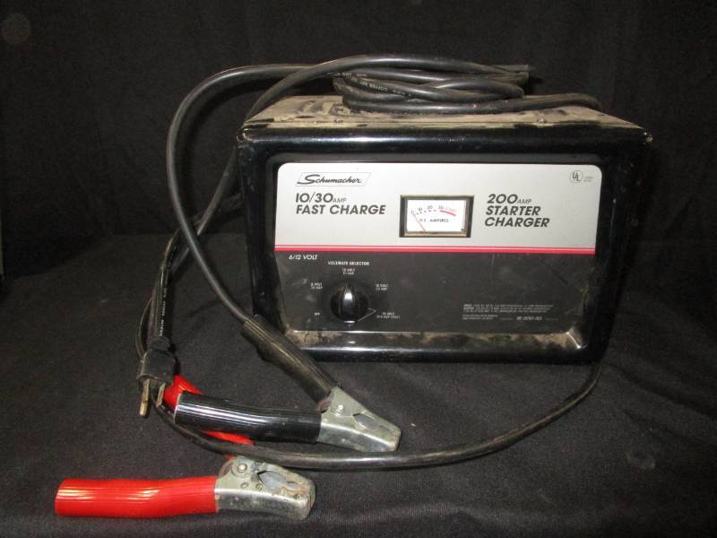 lot 14 image: 1030 amp Fast Charge 200 Amp Starter Charger