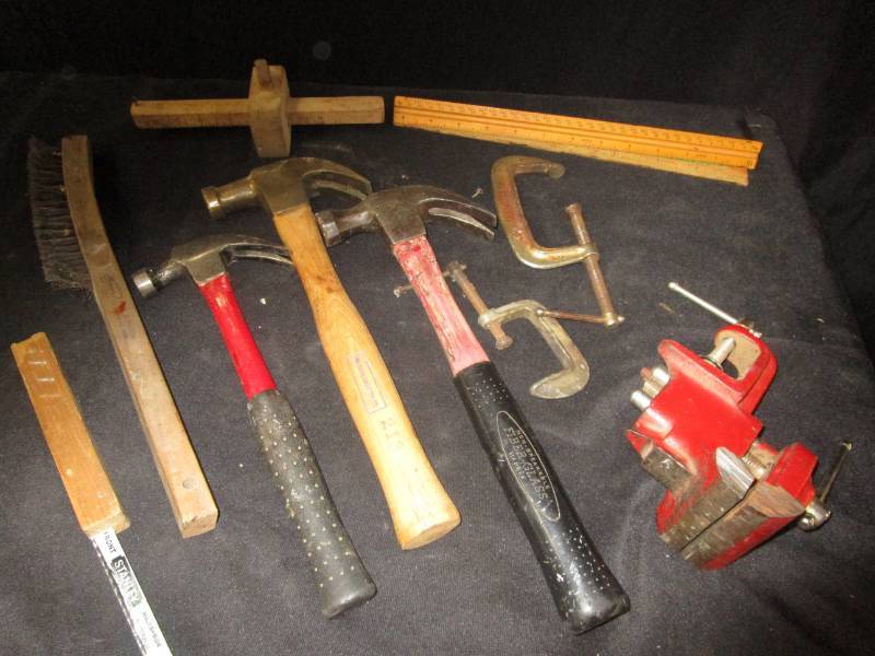 lot 26 image: Hammers, wire brush, sea clamps, small vice and measuring tools