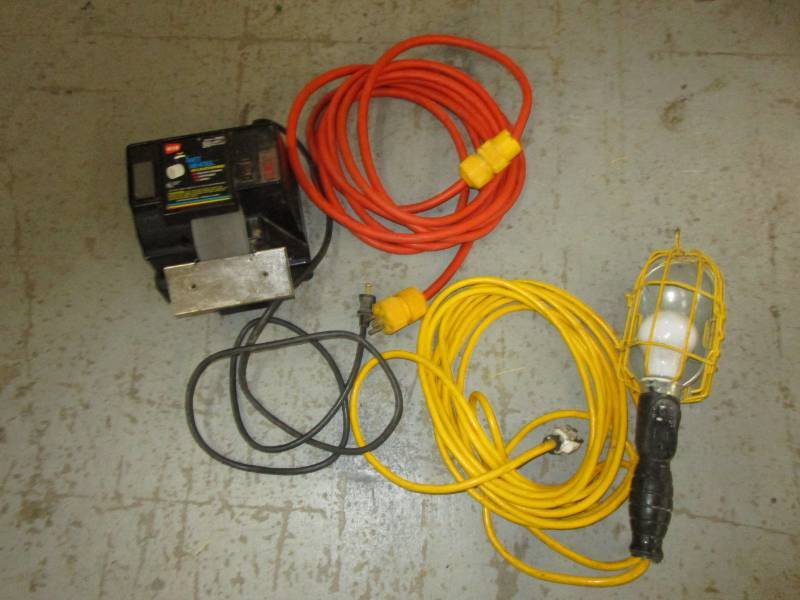 lot 33 image: Wet wheel sharpener, heavy duty extension chord and Trouble light