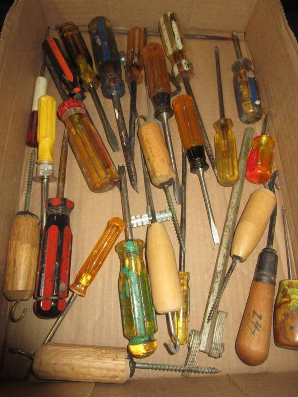 lot 35 image: Screwdrivers and misc tools