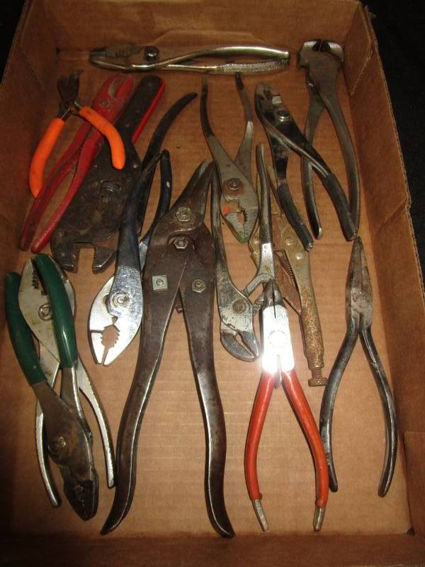 lot 36 image: Pliers, Tinsnips and misc tools