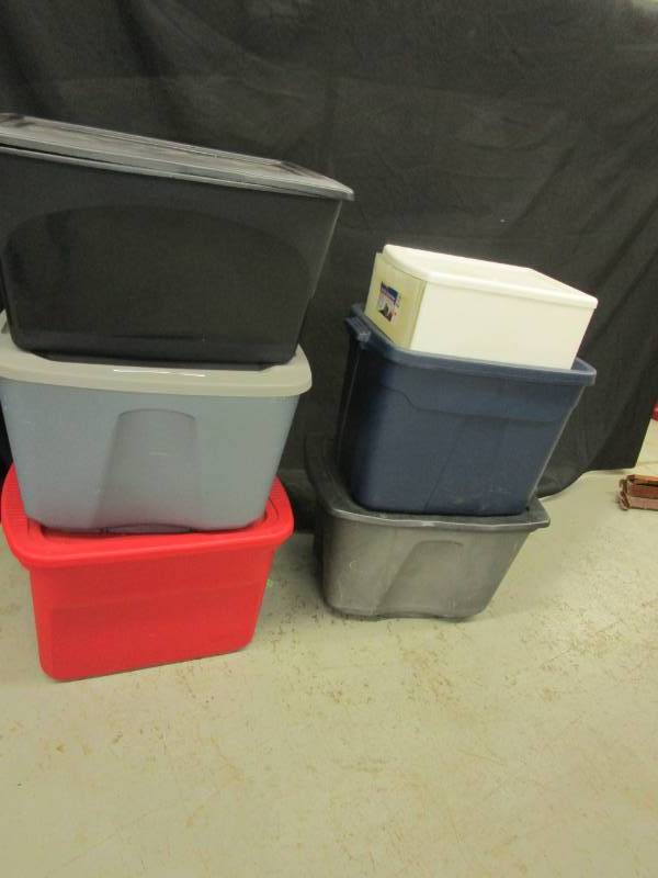 lot 60 image: 5 large tubs with covers and a 6th one with drawer