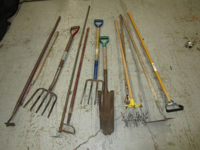 lot 86 image: Gardening hand tools.  Tiling spade, potatoe forks and misc