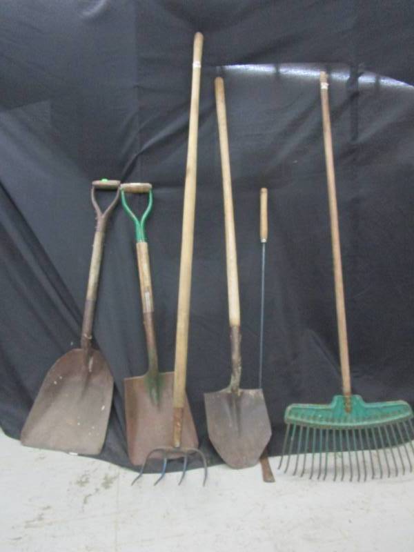 lot 96 image: Three shovels, hay fork and steel tine rake