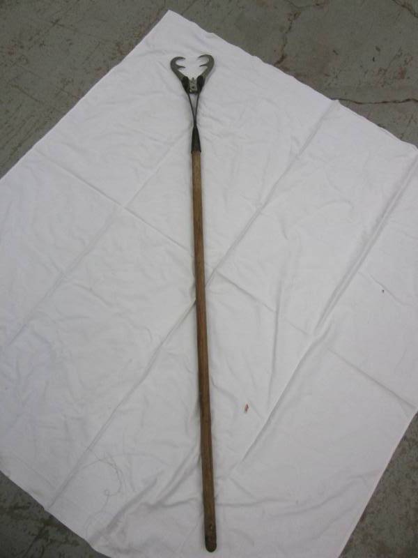 lot 104 image: Fish grabber