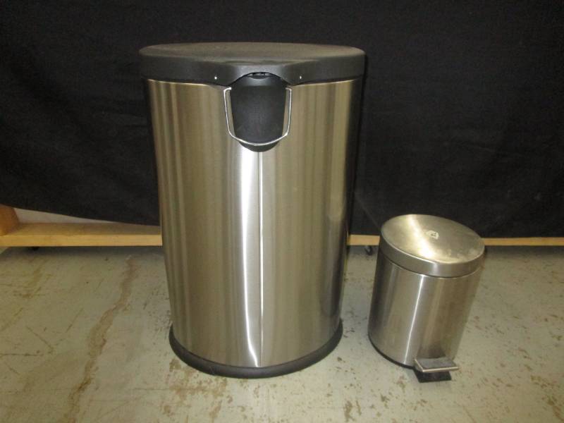 lot 118 image: 10.5 gal and 1 gal trash can with step lid larger one has crack on bottom