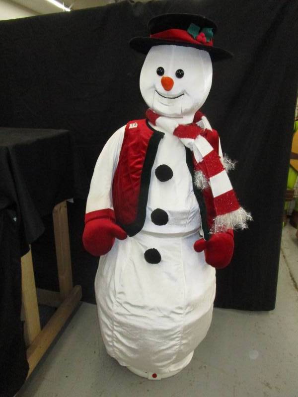 lot 120 image: Frosty the 5ft  Lonely Snowman