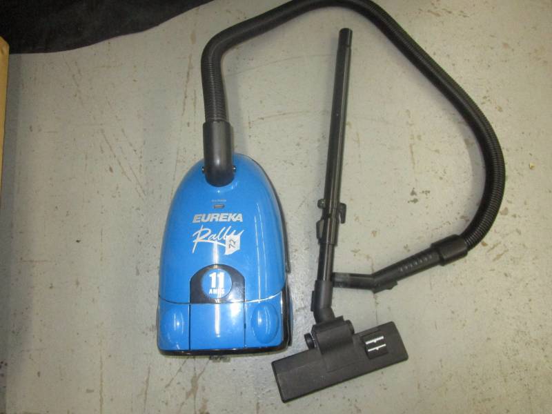 lot 125 image: Eureka 11 amp vacuum cleaner wattachments
