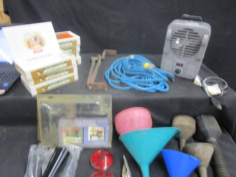 lot 139 image: Small space heater, 20 ext. cord, Large steel battery handler, misc plastic and steel funnels, heavy steel replacement legs.