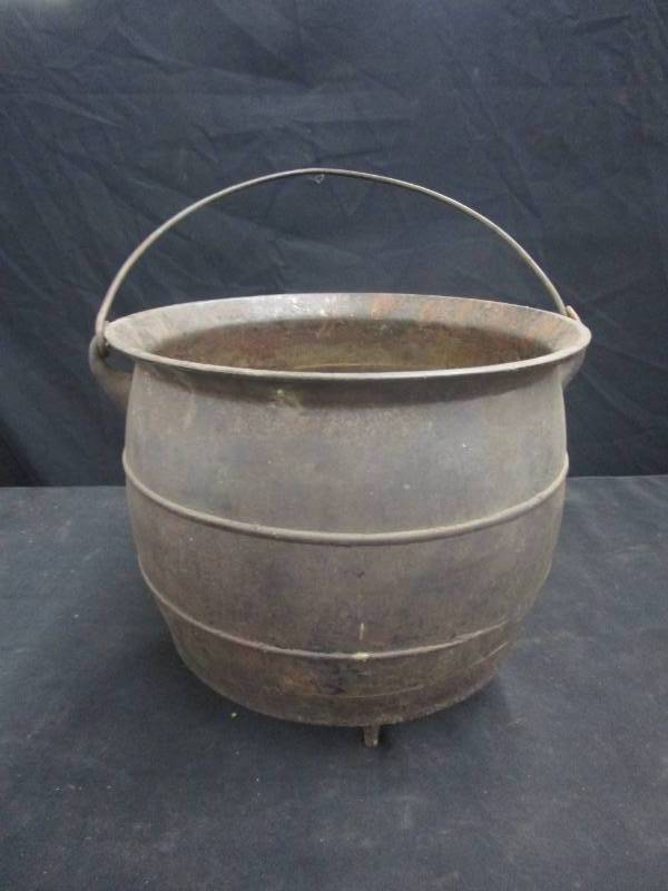 lot 140 image: Cast Iron Pot 10 Widex 9 14 High