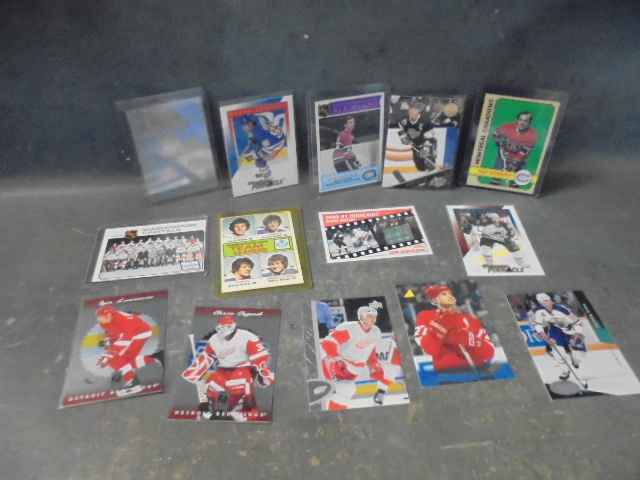 lot 6 image: Vintage Hockey Cards with Lemieux Hologram, Gretzky, LaFleur and MORE