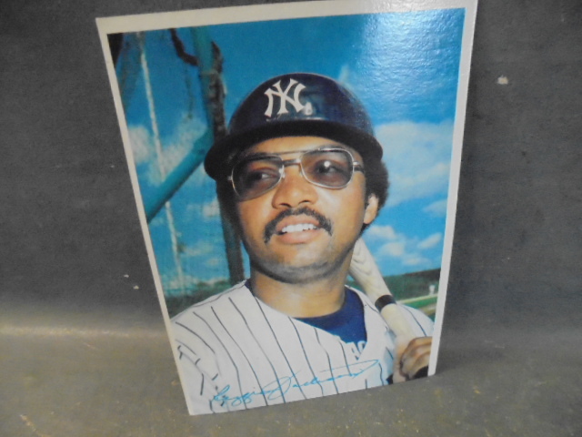 lot 9 image: Reggie Jackson Autographed Baseball Card and Vintage Cards