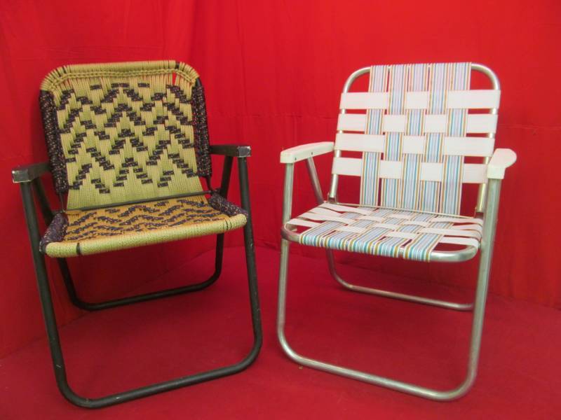 lot 4 image: lawn chairs