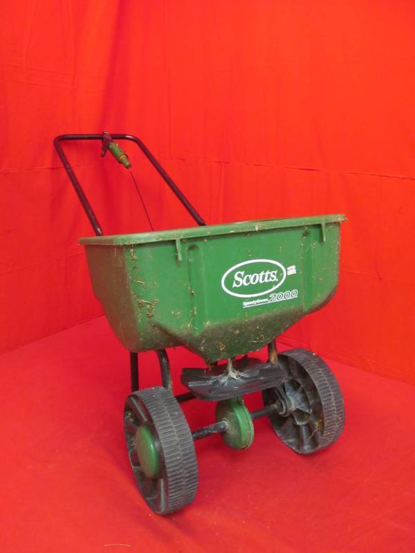 lot 5 image: Scotts lawn spreader