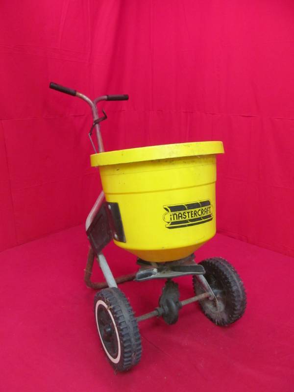 lot 6 image: Mastercraft lawn spreader