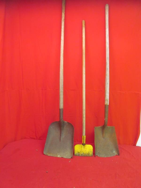 lot 10 image: shovel, spade, scrapper