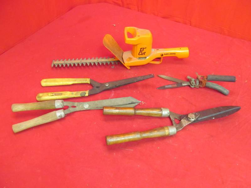 lot 19 image: hedge trimmers