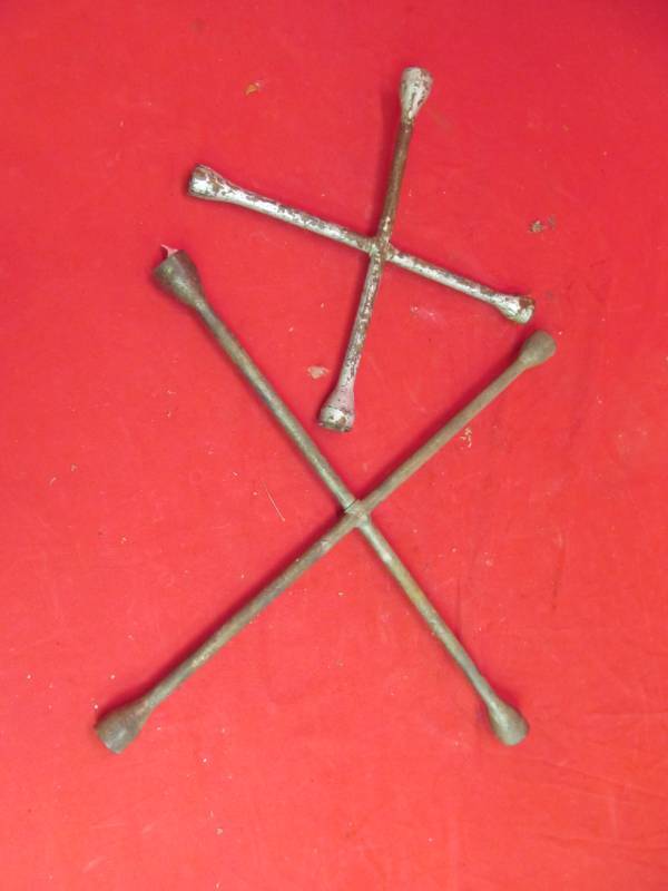 lot 21 image: tire irons