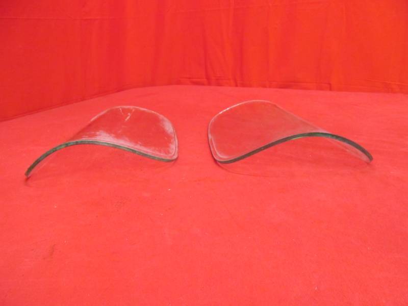 lot 53 image: Vintage Corner Windows