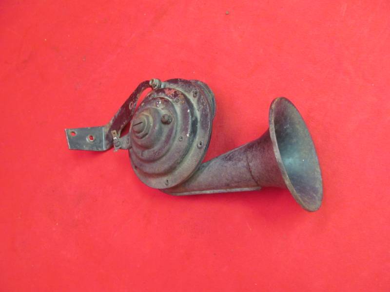 lot 55 image: Vintage horn for Ford