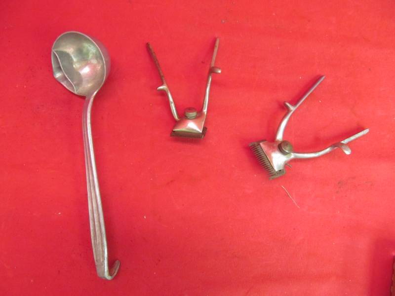lot 64 image: 2 Vintage Clippers