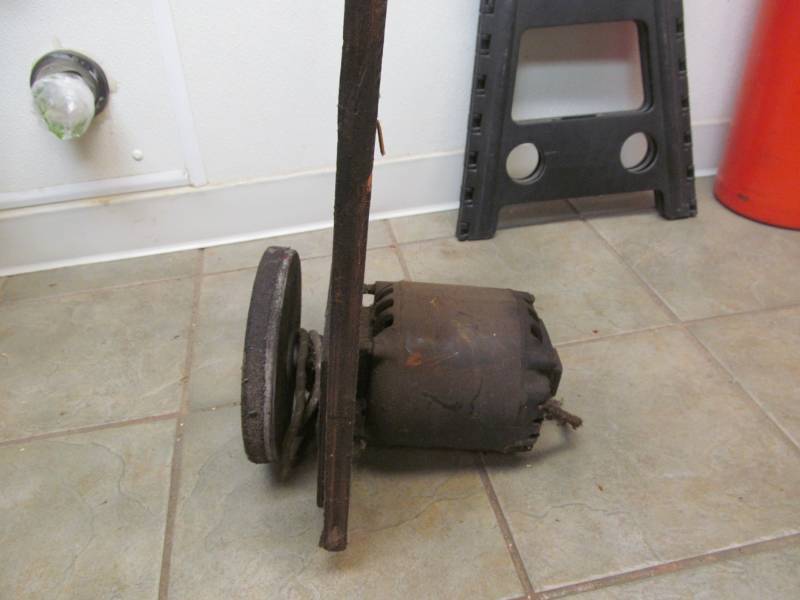 lot 72 image: Electric motor with grinding wheel