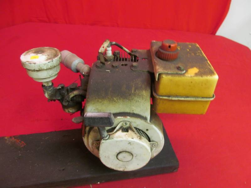 lot 74 image: Gas engine (pump)