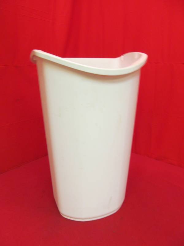lot 75 image: Sterlite 42 qt garbage container