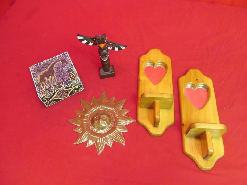 lot 84 image: Beaded box, totem pole, sunburst, 2 shelf mirrors