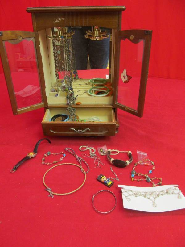 lot 95 image: Jewelry box