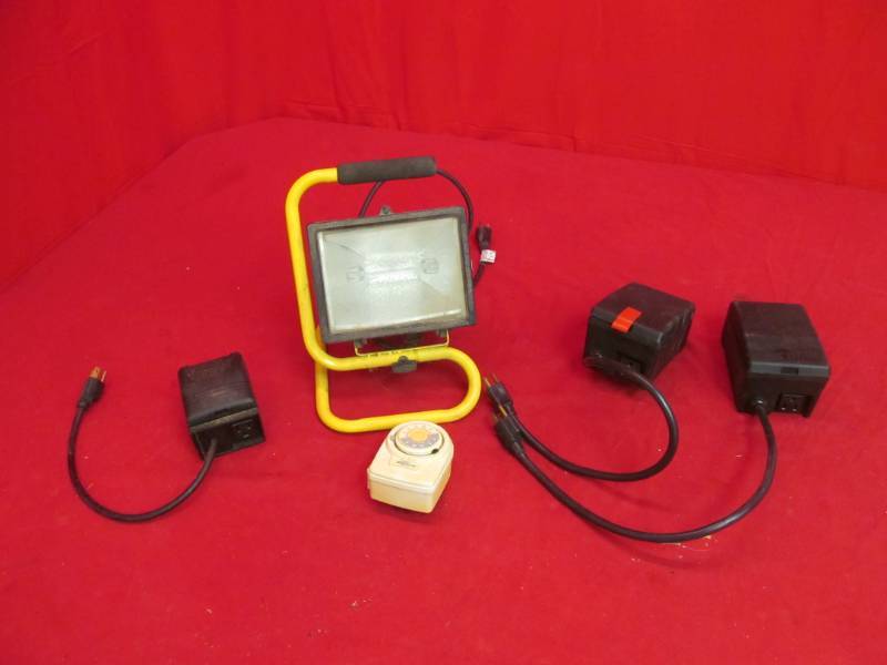 lot 119 image: Halogen work light, 3 outdoor timers, 1 indoor timer