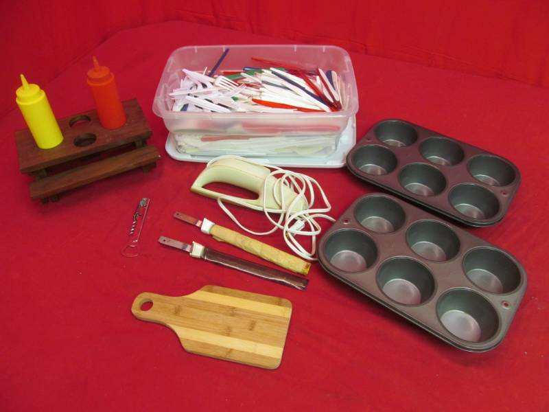 lot 123 image: electric knife, picnic table condiment stand, muffin pans, plastic flatware