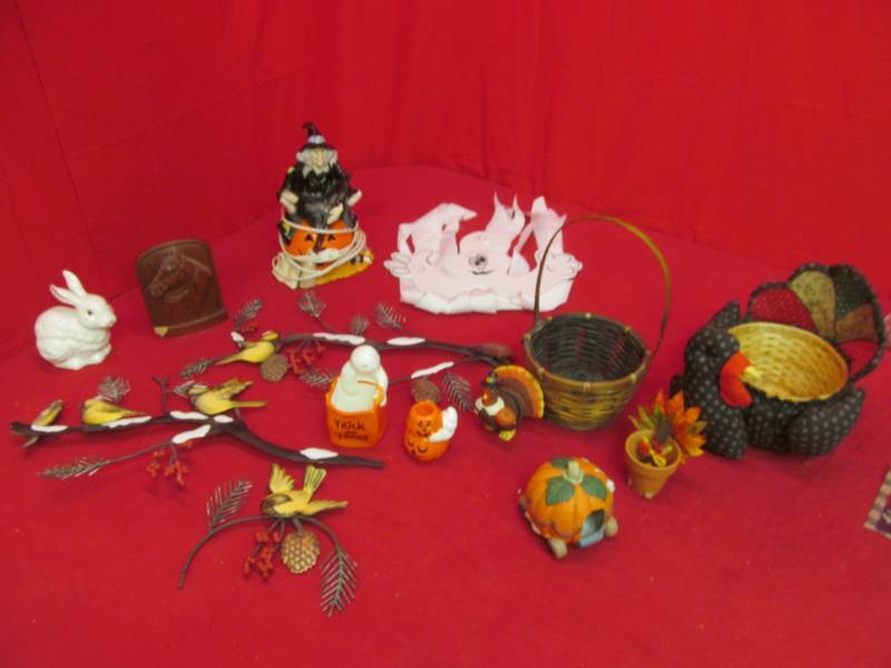 lot 133 image: Fall dcor