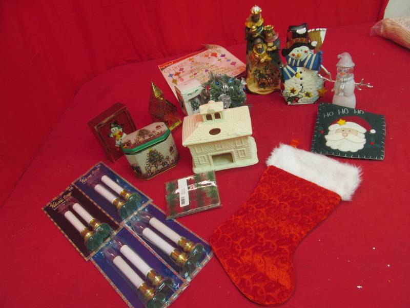 lot 135 image: Christmas items