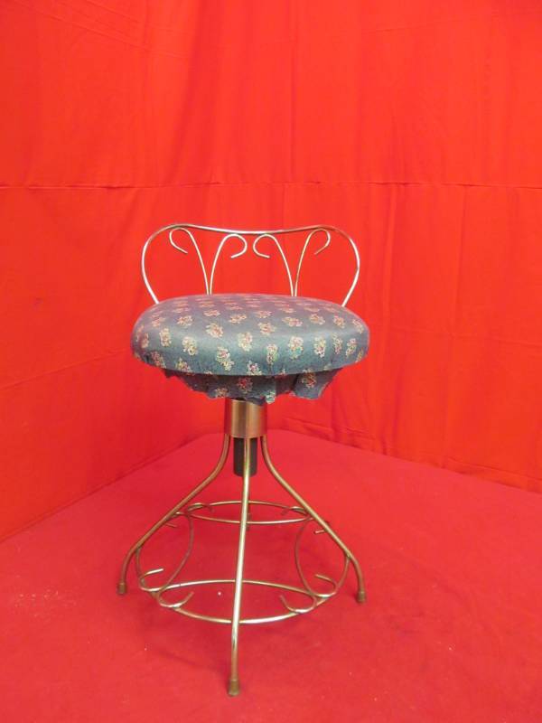 lot 138 image: Vintage adjustable height stool, 12 seat