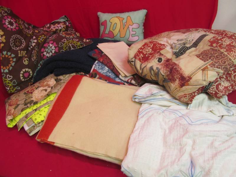 lot 146 image: Variety of Blankets, throws, comforter, pillows, placemat