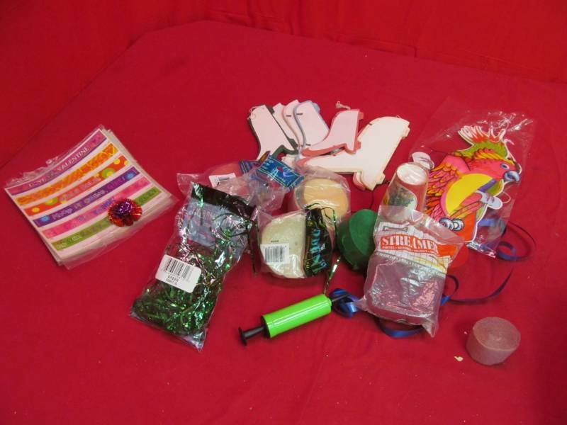 lot 148 image: Variety of party supplies