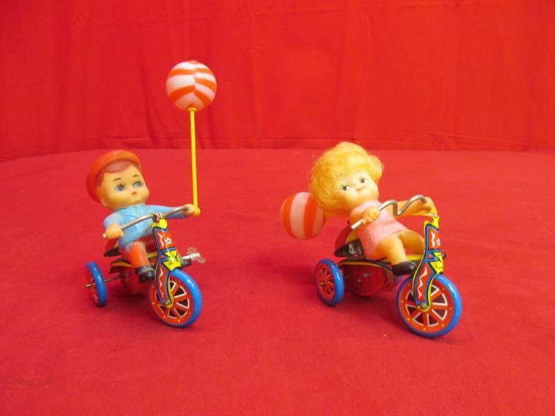 lot 157 image: Vintage wind up toys