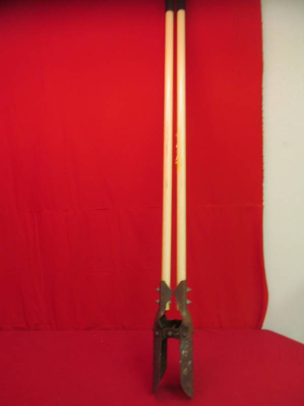 lot 159 image: Fiberglass handled pole digger