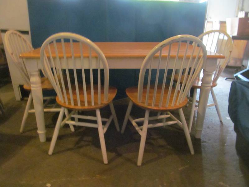 lot 174 image: Dining room table with 4 chairs