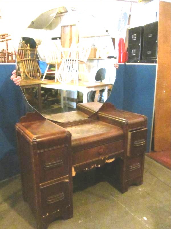 lot 175 image: Makeup dresser with mirror