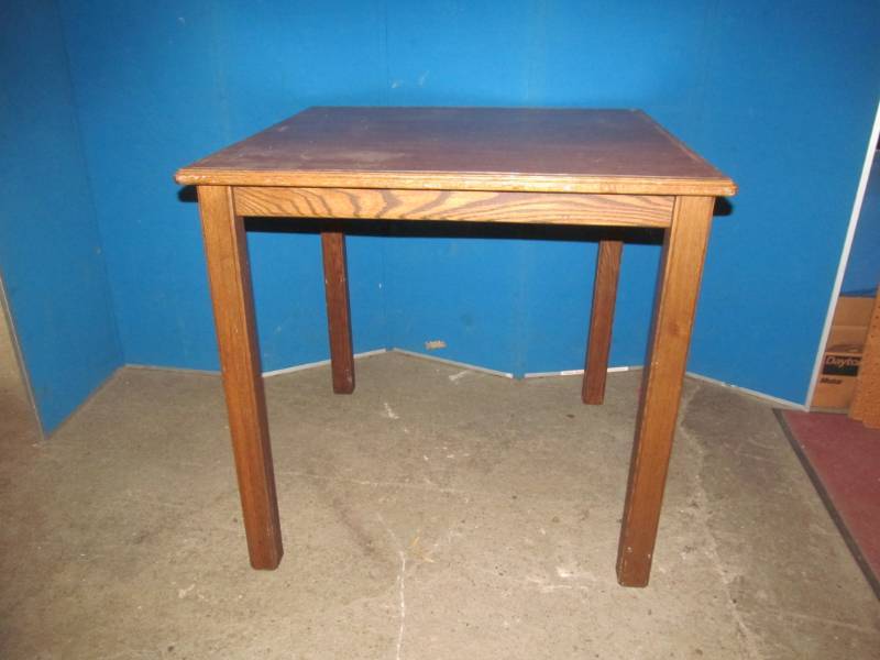 lot 176 image: square table (32x32)