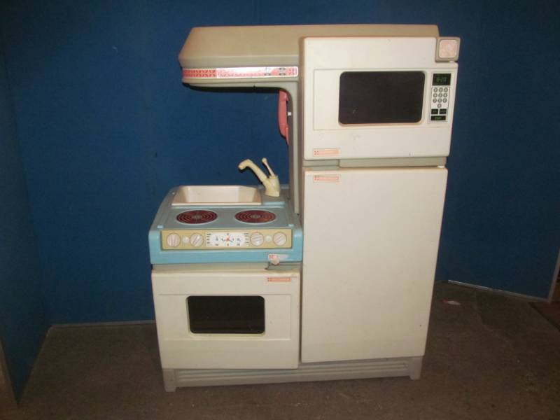 lot 179 image: Step 2 kids kitchen set with accessories