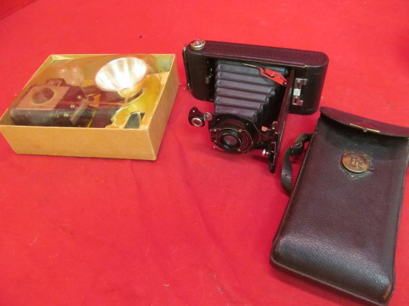 lot 183 image: Antique Kodak Brownie holiday flash camera (Eastman, IA, pocket Kodak)