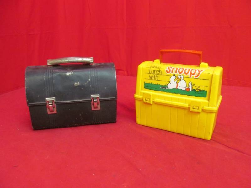 lot 191 image: Snoopy lunch box, Vintage lunch box