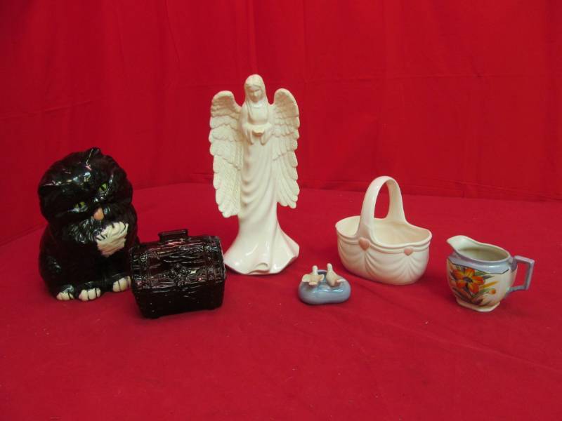 lot 193 image: Variety of glass and porcelain figurines