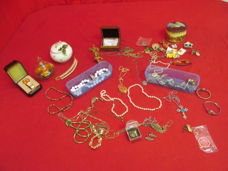 lot 195 image: Collection of Vintage costume jewelry, ring boxes, watch (rings, earrings, necklaces, watches)