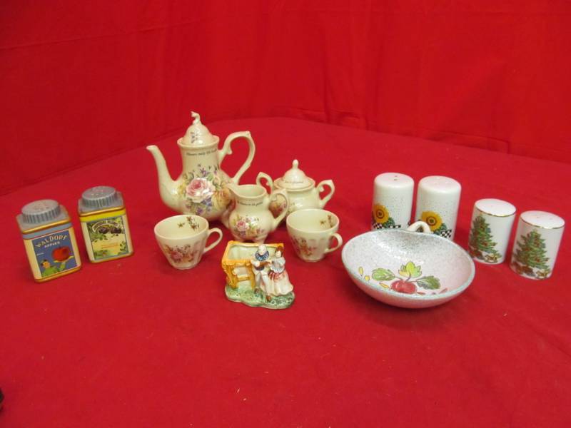 lot 204 image: Vintage glass salt and pepper shakers, Lily Creek tea pot set